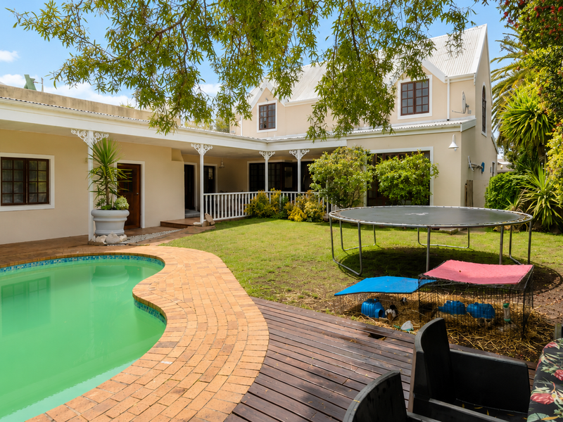 Stunning Cottage-Chic family home in a secure close. - Photo 2