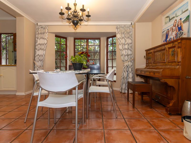 Stunning Cottage-Chic family home in a secure close. - Photo 10