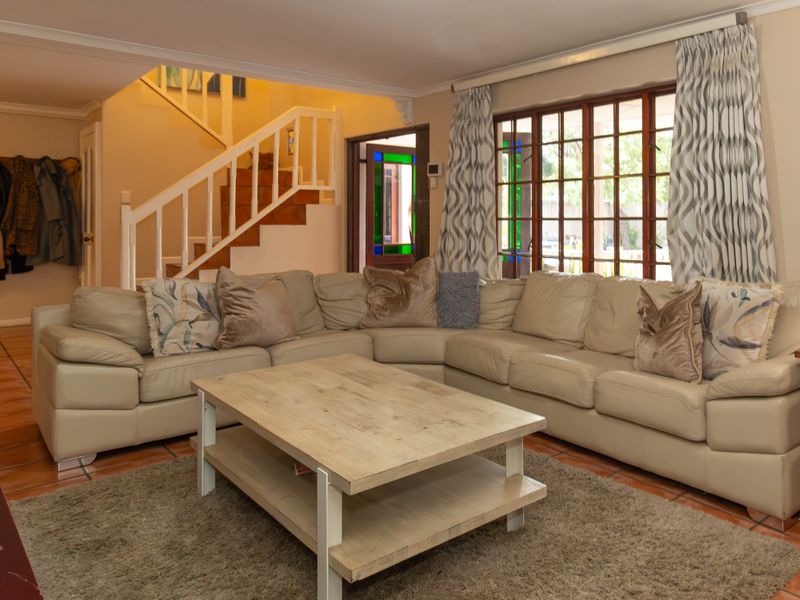 Stunning Cottage-Chic family home in a secure close. - Photo 9