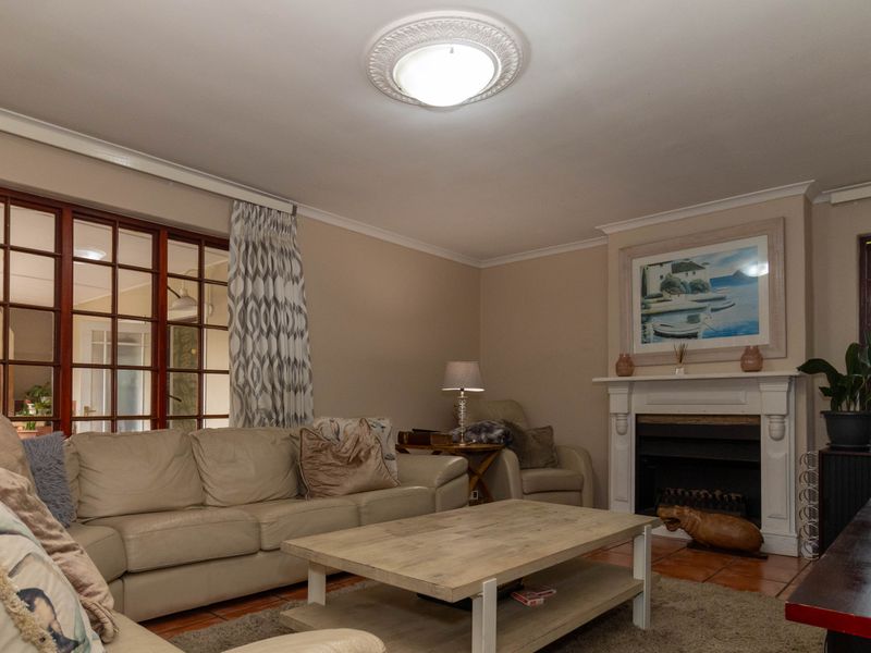 Stunning Cottage-Chic family home in a secure close. - Photo 8