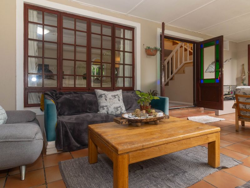 Stunning Cottage-Chic family home in a secure close. - Photo 7