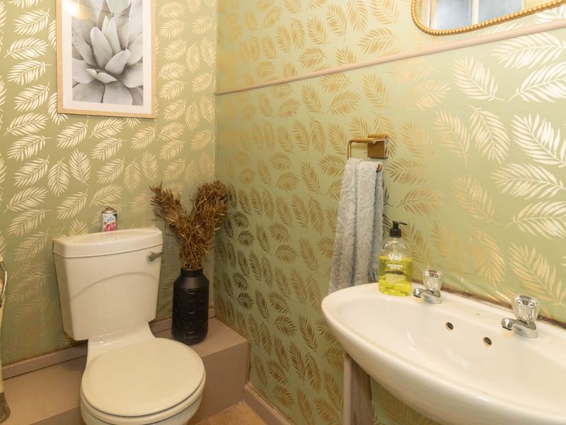 Stunning Cottage-Chic family home in a secure close. - Photo 6