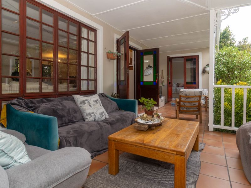 Stunning Cottage-Chic family home in a secure close. - Photo 4