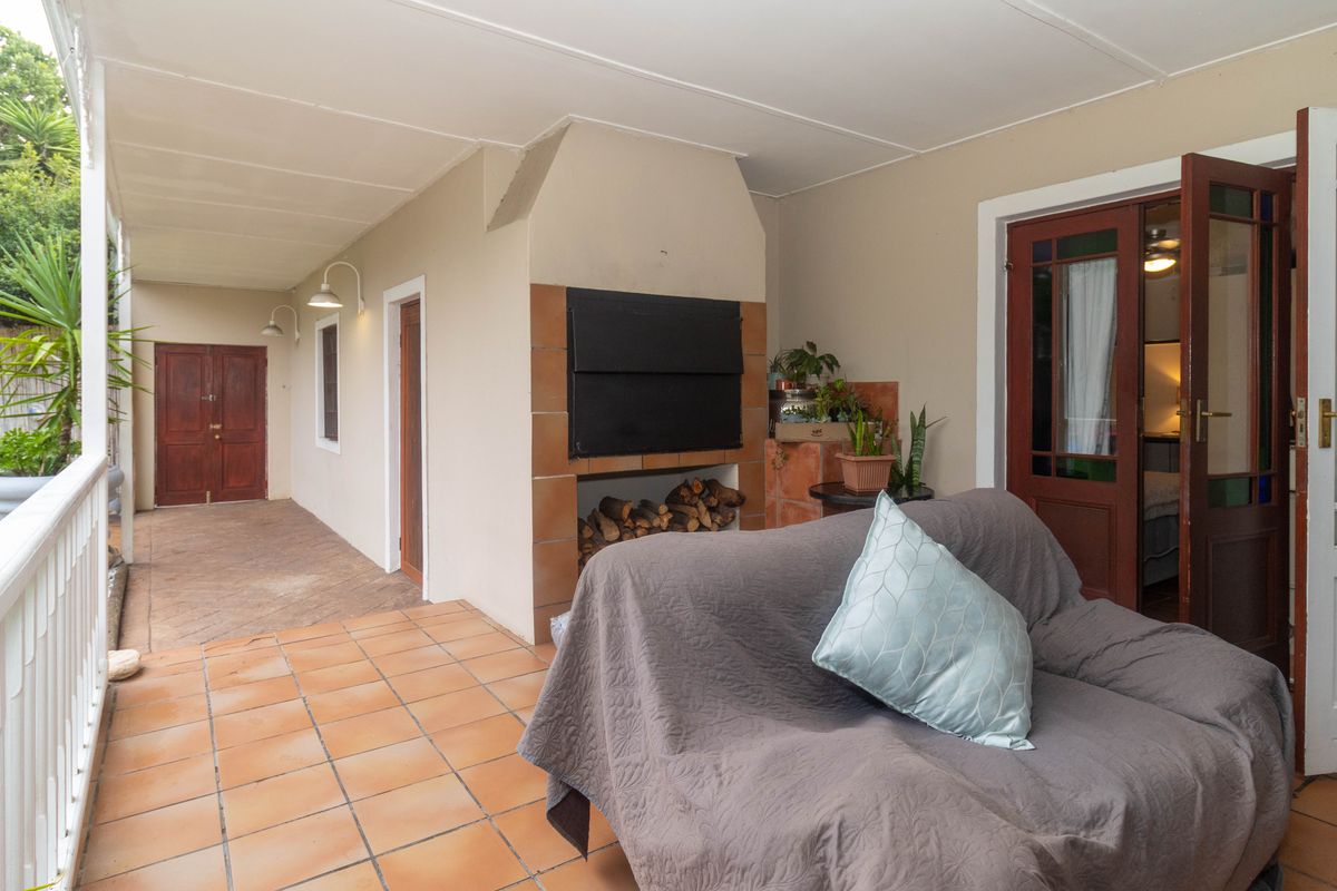 Stunning Cottage-Chic family home in a secure close. - Photo 5