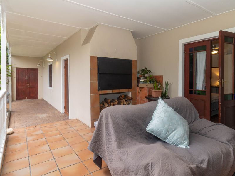 Stunning Cottage-Chic family home in a secure close. - Photo 5