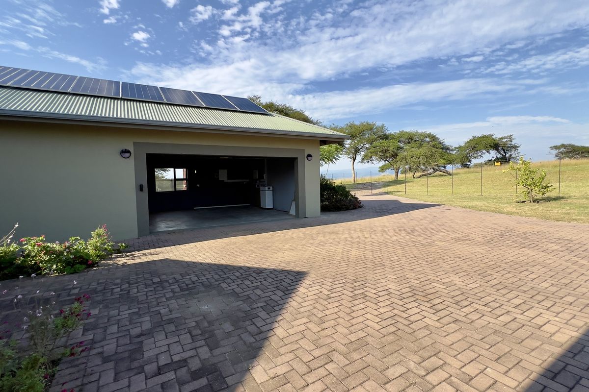 Escape to Off-Grid Luxury: Tranquil Wildlife Estate Living in Aylestone Private Reserve - Photo 5