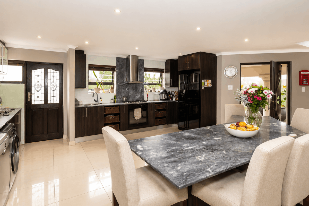 4 Bedroom House to Rent in Flamingo Vlei - Photo 5
