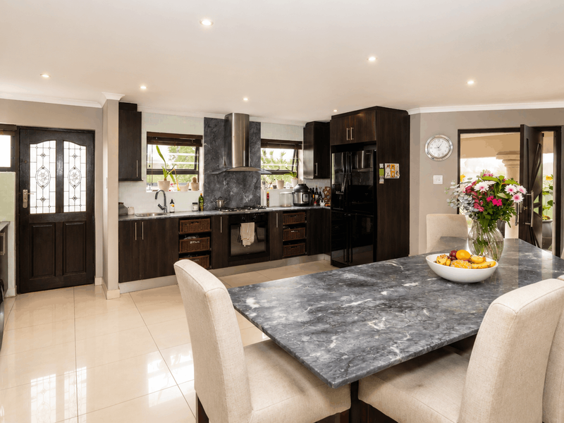 4 Bedroom House to Rent in Flamingo Vlei - Photo 5