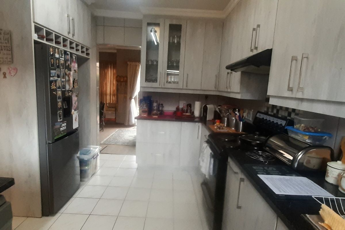 Elegant Duplex with Private Garden! - Photo 4