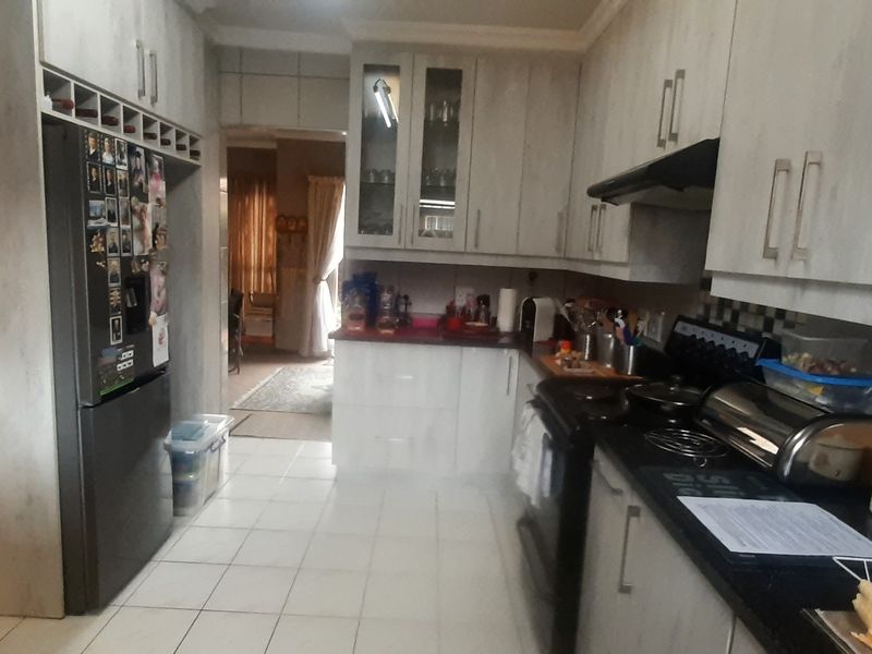 Elegant Duplex with Private Garden! - Photo 4