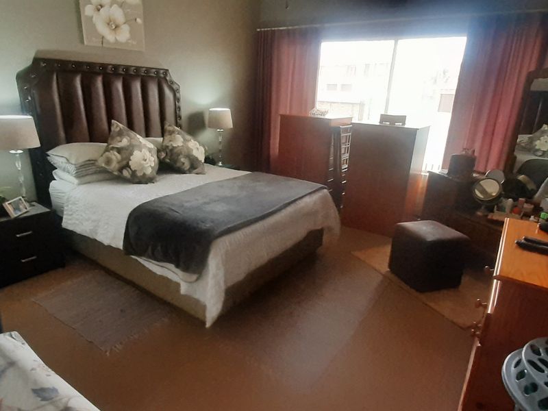 Elegant Duplex with Private Garden! - Photo 10