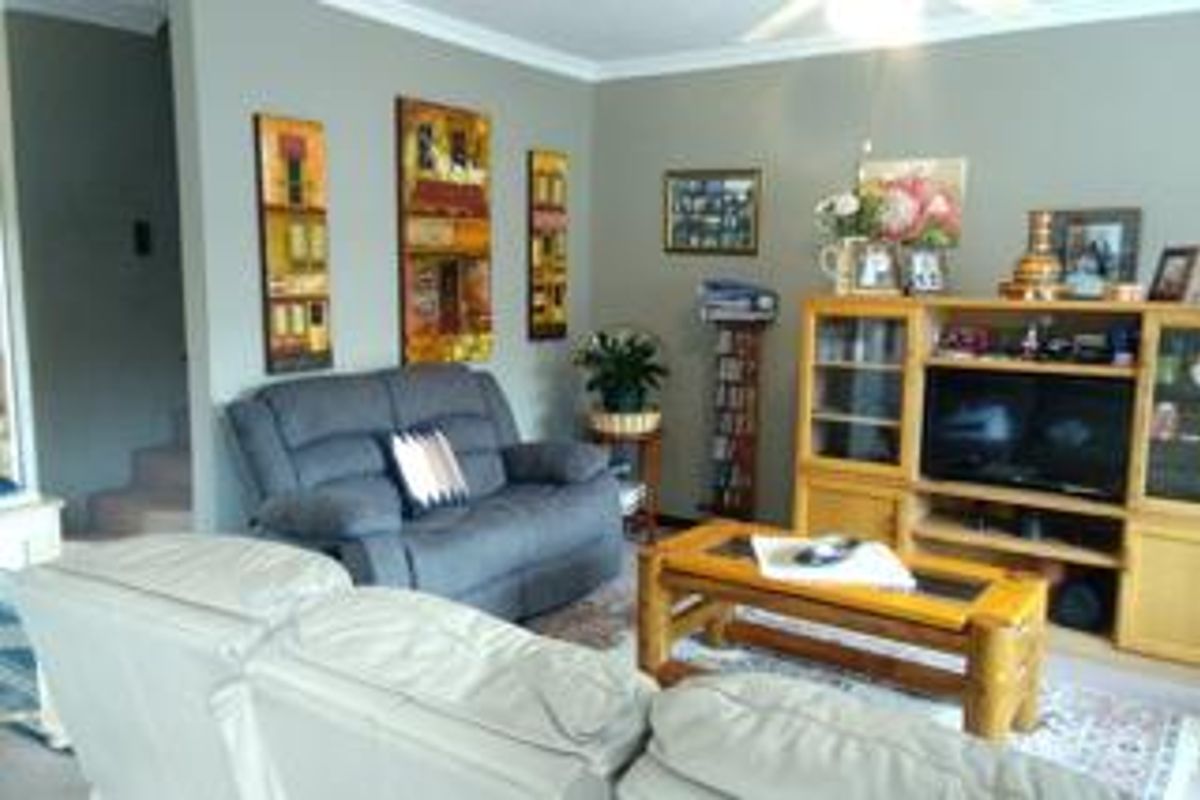 Elegant Duplex with Private Garden! - Photo 5