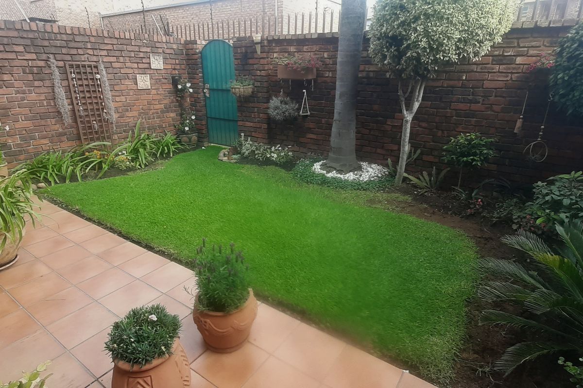 Elegant Duplex with Private Garden! - Photo 2