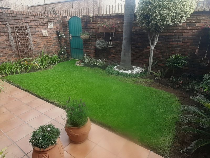 Elegant Duplex with Private Garden! - Photo 2