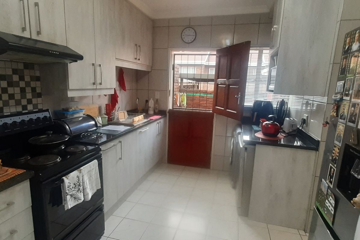 Elegant Duplex with Private Garden! - Photo 3