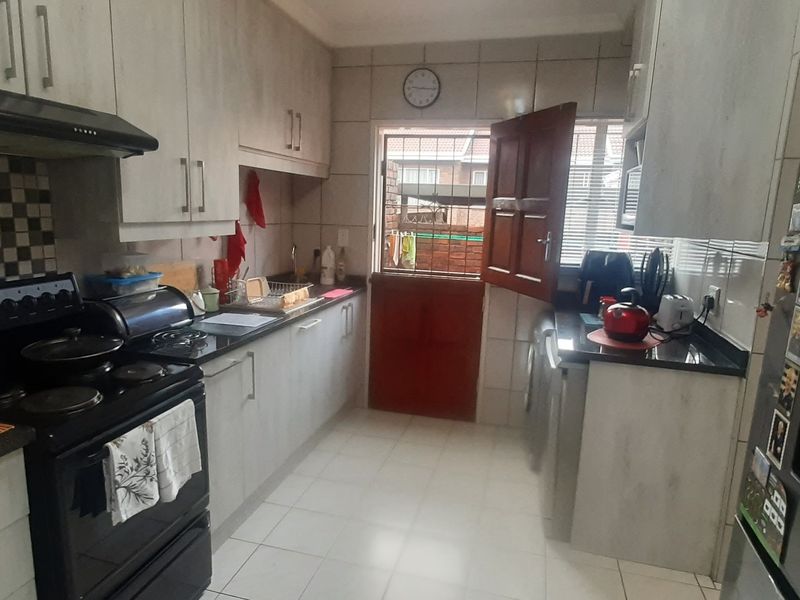 Elegant Duplex with Private Garden! - Photo 3