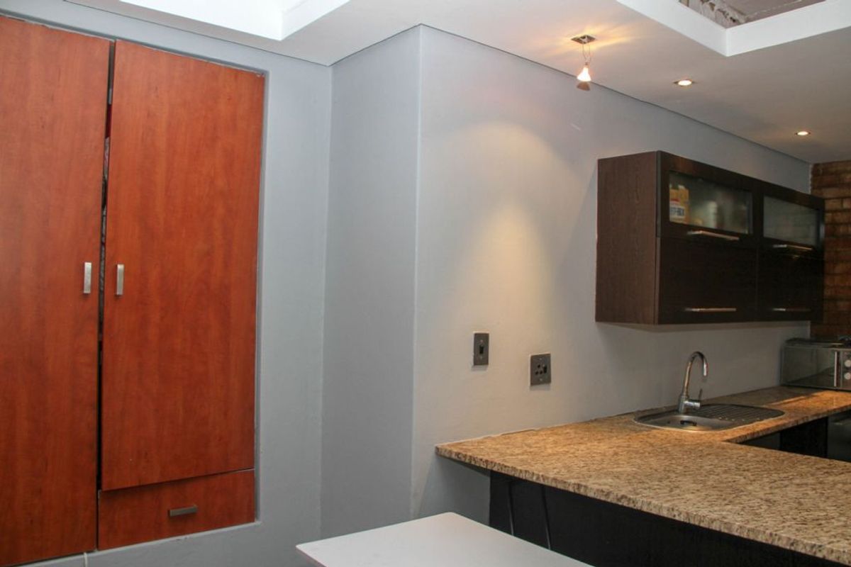 Modern Bachelor Unit – Braamfontein Investment Opportunity - Photo 2