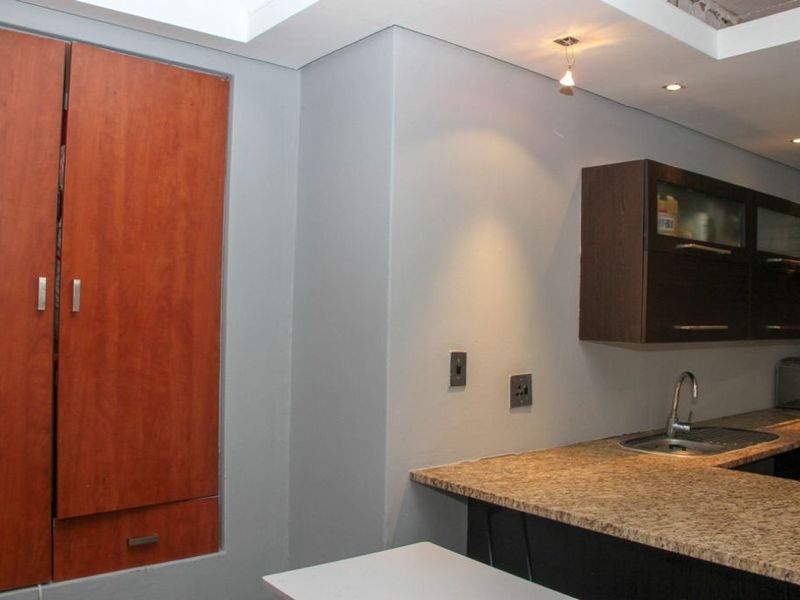 Modern Bachelor Unit – Braamfontein Investment Opportunity - Photo 2