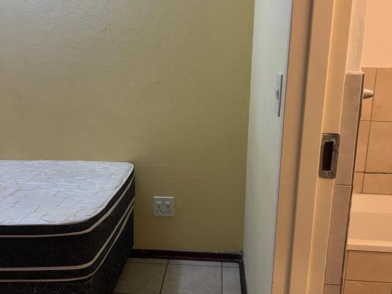 Bachelor Unit – Prime Braamfontein Investment Opportunity - Photo 10