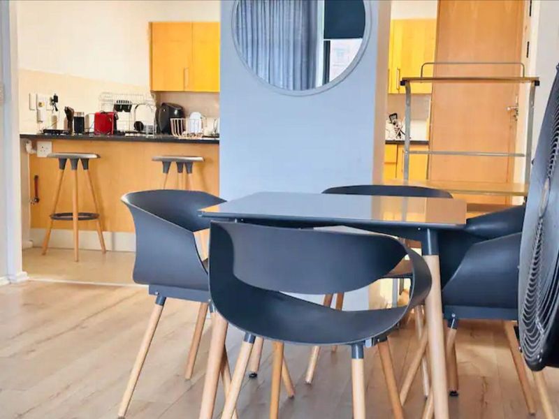 Fully Furnished City Centre Apartment with Pool & Stunning Views - Photo 10
