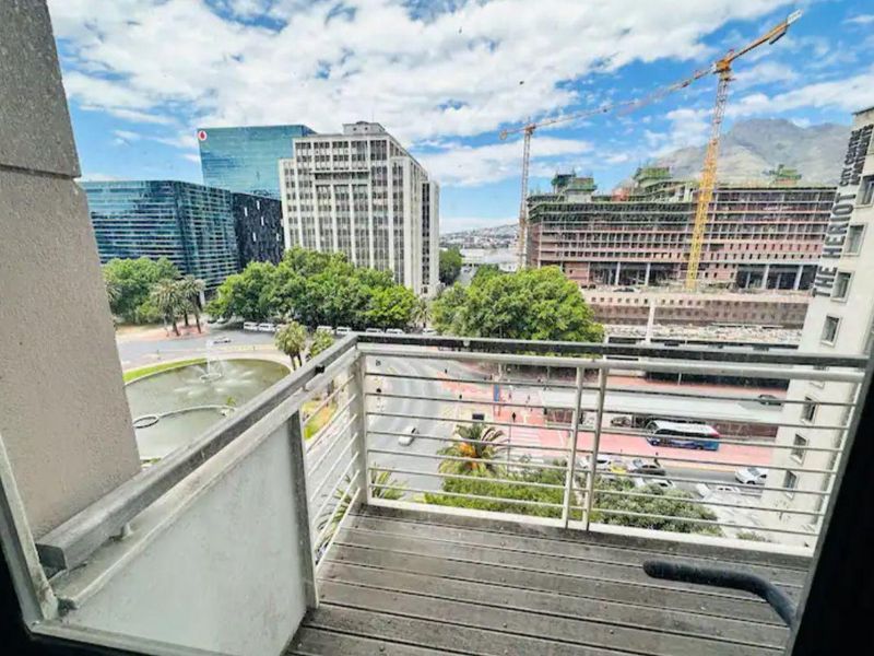 Fully Furnished City Centre Apartment with Pool & Stunning Views - Photo 8