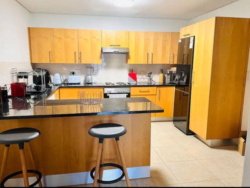 Fully Furnished City Centre Apartment with Pool & Stunning Views - Photo 9