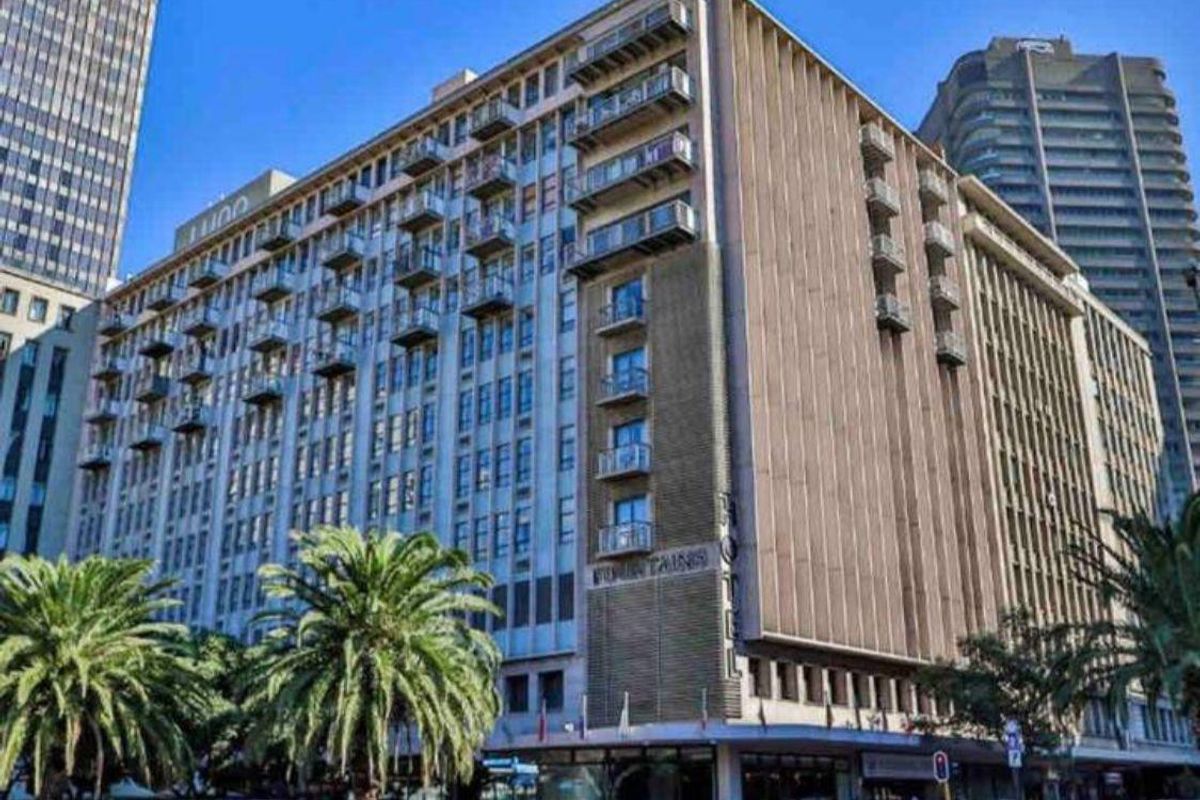 Fully Furnished City Centre Apartment with Pool & Stunning Views - Photo 2