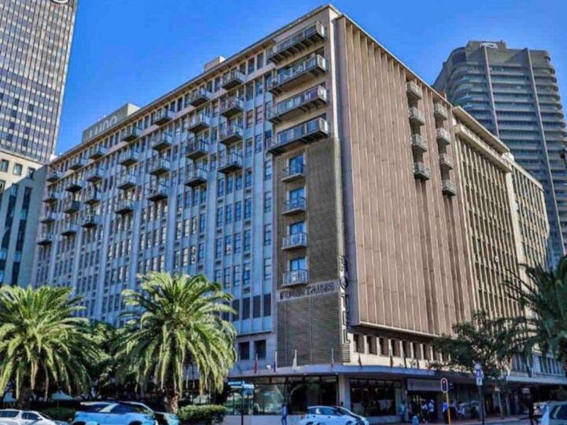 Fully Furnished City Centre Apartment with Pool & Stunning Views - Photo 2