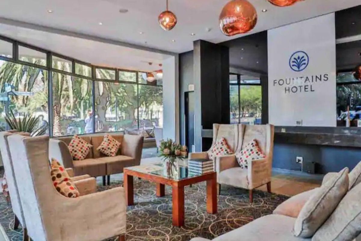 Fully Furnished City Centre Apartment with Pool & Stunning Views - Photo 5