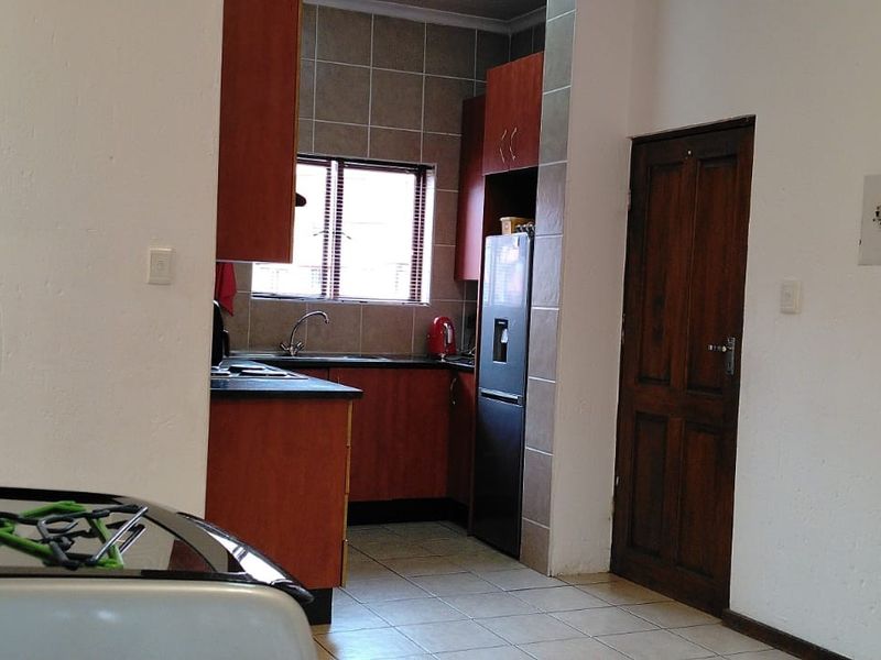2 Bedroom Flat For Sale in Helderwyk - Photo 1