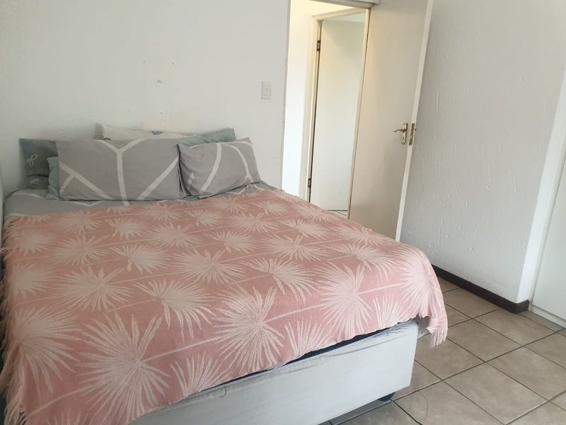 2 Bedroom Flat For Sale in Helderwyk - Photo 6