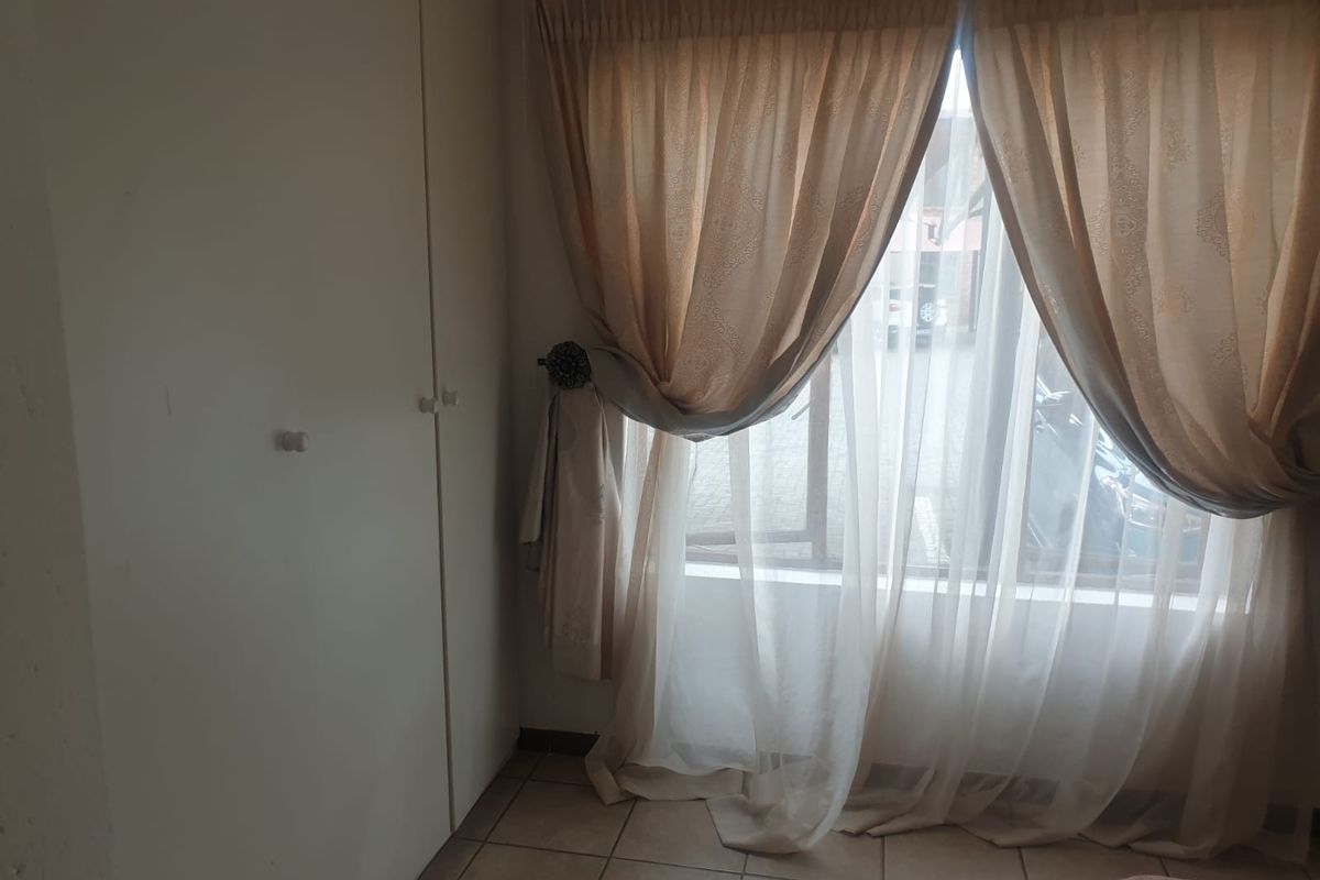 2 Bedroom Flat For Sale in Helderwyk - Photo 5