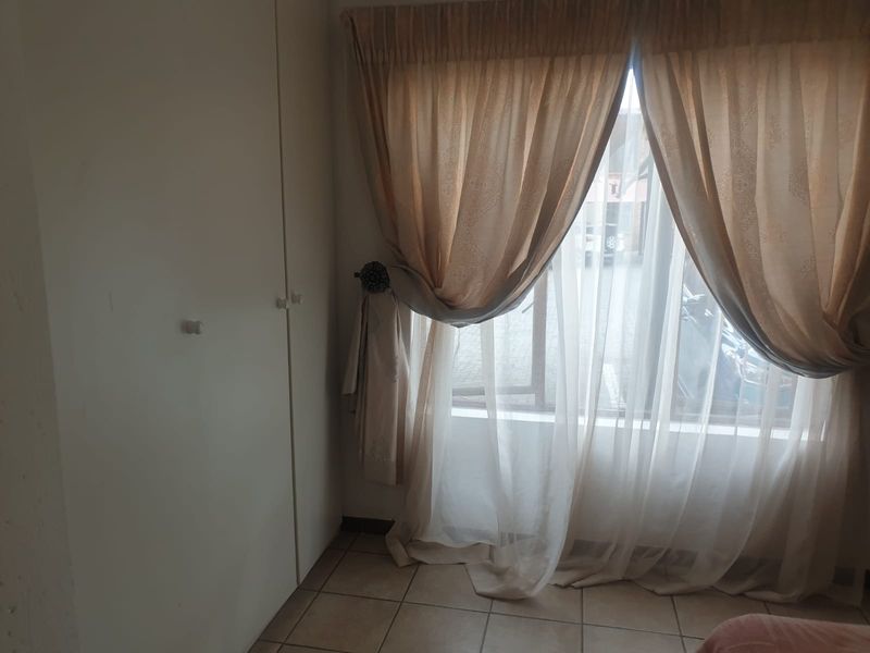 2 Bedroom Flat For Sale in Helderwyk - Photo 5
