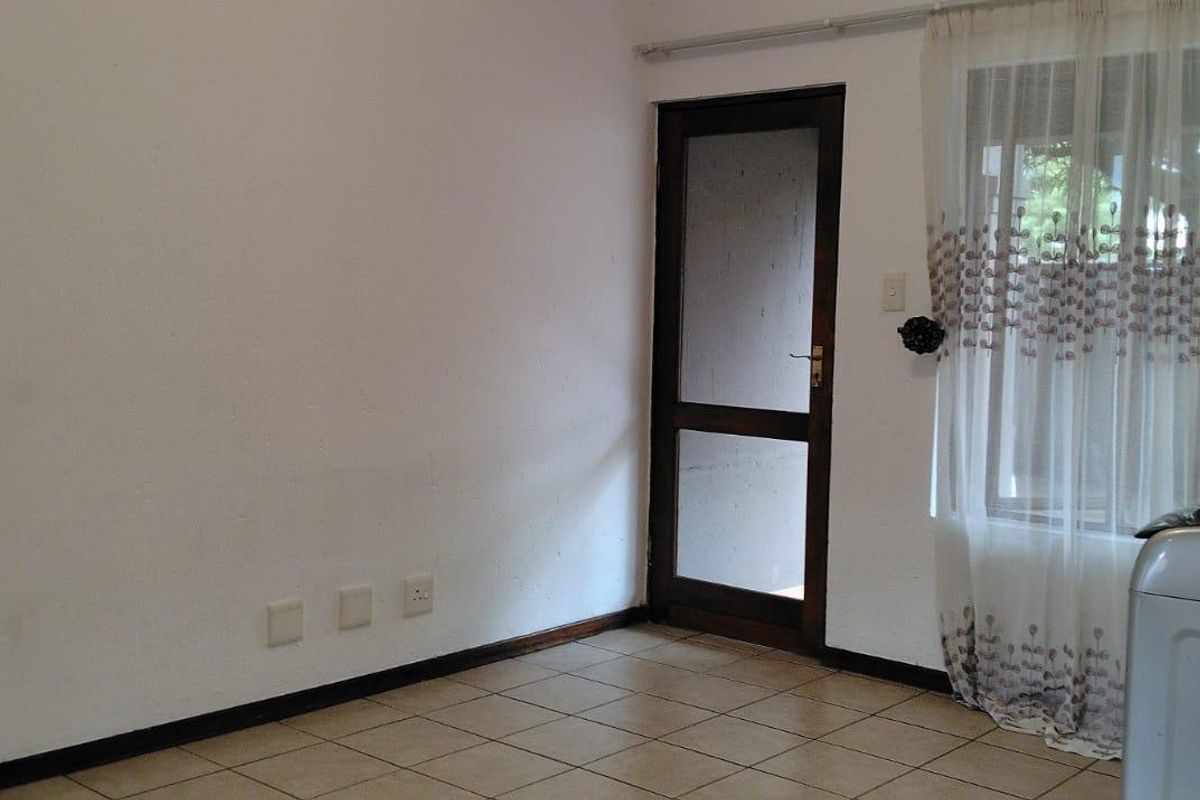2 Bedroom Flat For Sale in Helderwyk - Photo 3