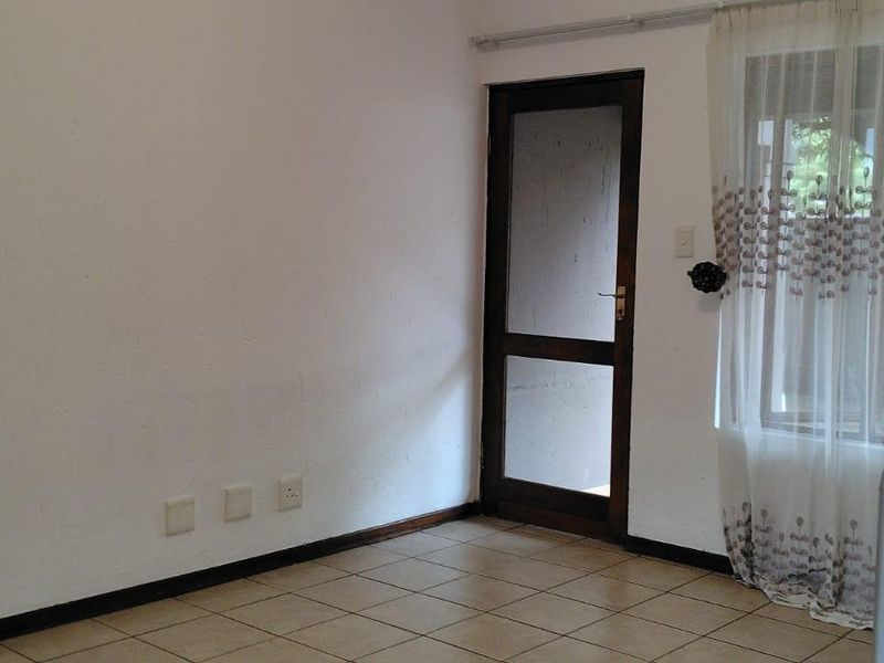 2 Bedroom Flat For Sale in Helderwyk - Photo 3