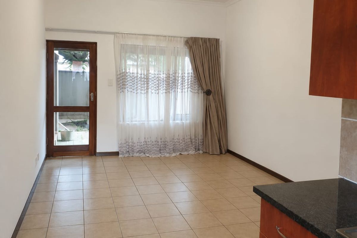 2 Bedroom Flat For Sale in Helderwyk - Photo 2