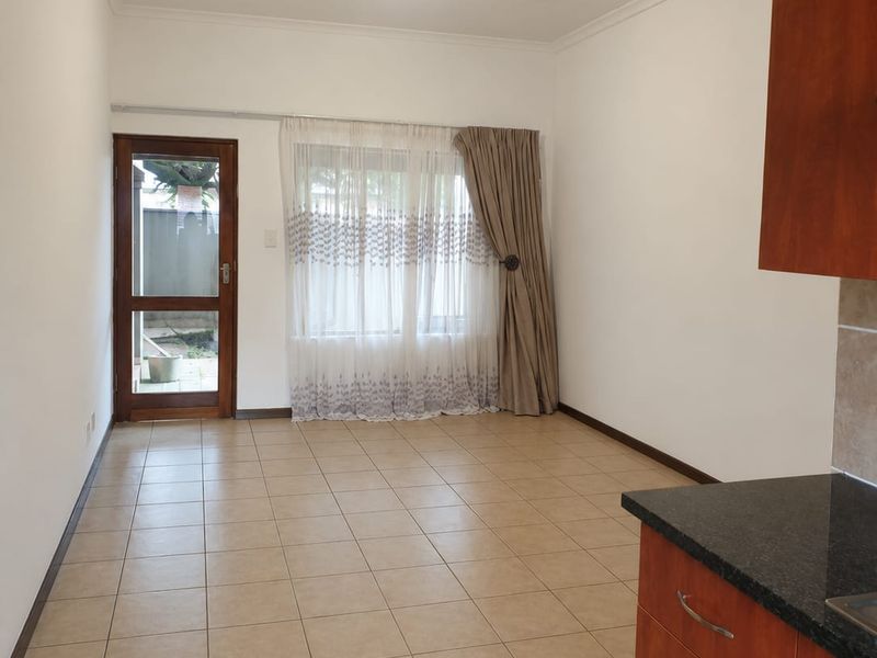 2 Bedroom Flat For Sale in Helderwyk - Photo 2