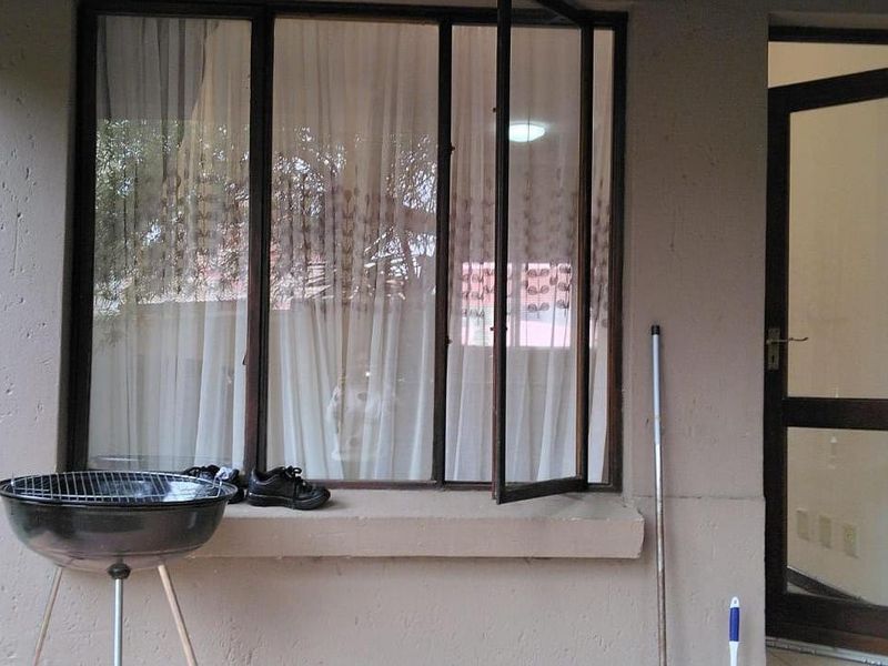 2 Bedroom Flat For Sale in Helderwyk - Photo 8