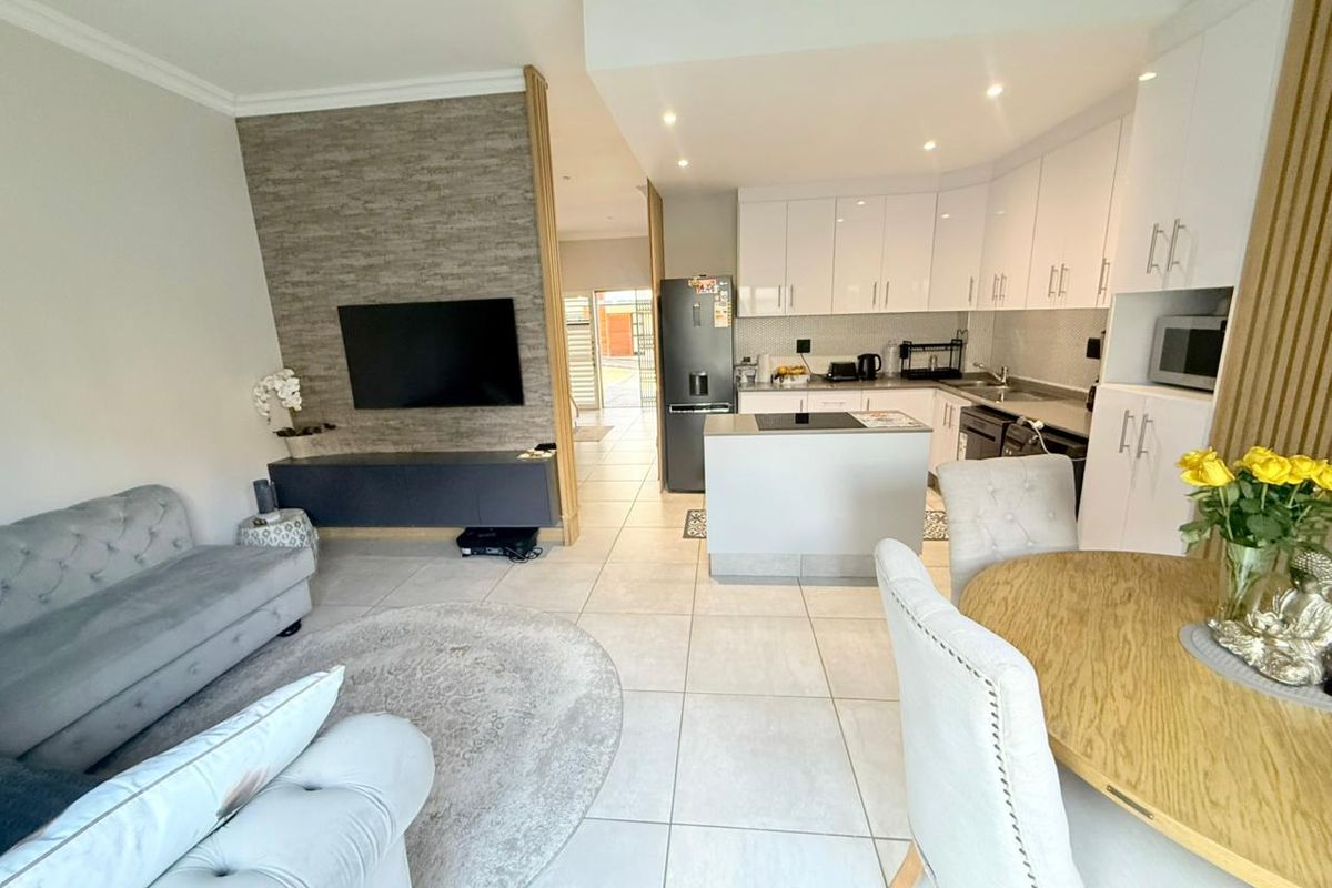 Stunning 4 bedroom townhouse In Morningside - Photo 2