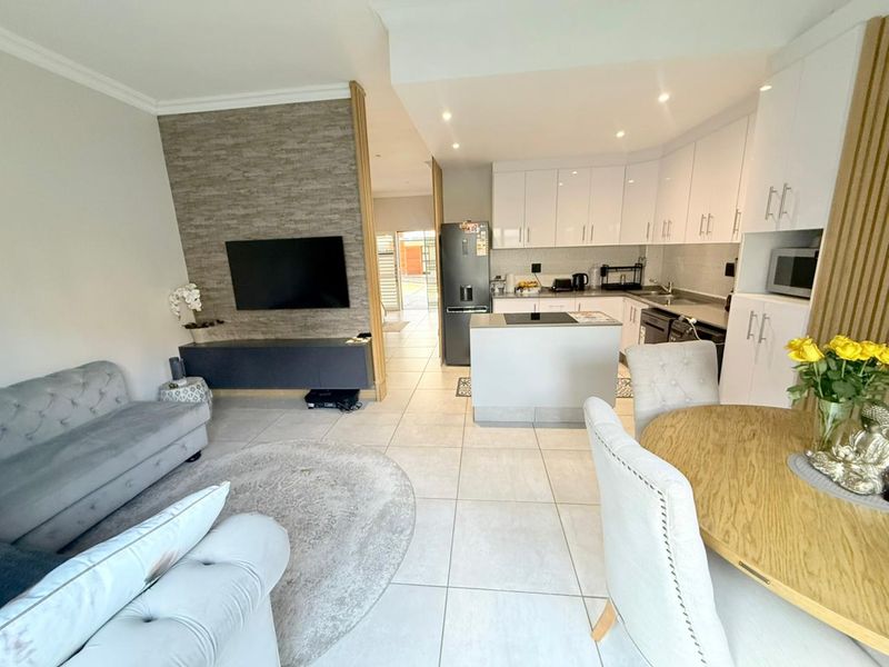 Stunning 4 bedroom townhouse In Morningside - Photo 2