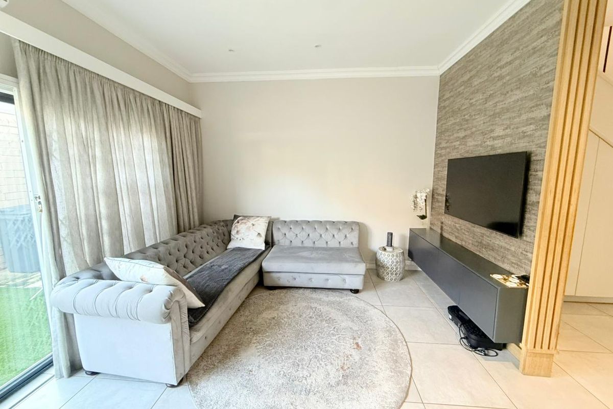Stunning 4 bedroom townhouse In Morningside - Photo 3