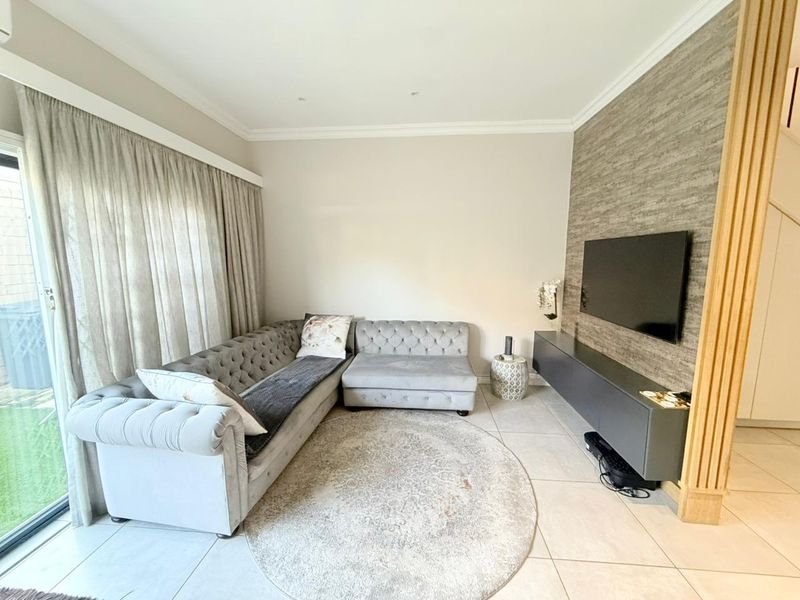 Stunning 4 bedroom townhouse In Morningside - Photo 3