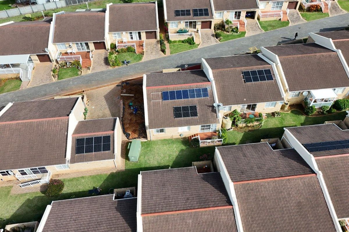 IMMACULATE 2 BEDROOM SECTIONAL TITLE UNIT IN SOUGHT AFTER UPMARKET EDENGLEN RETIREMENT VILLAGE - Photo 2