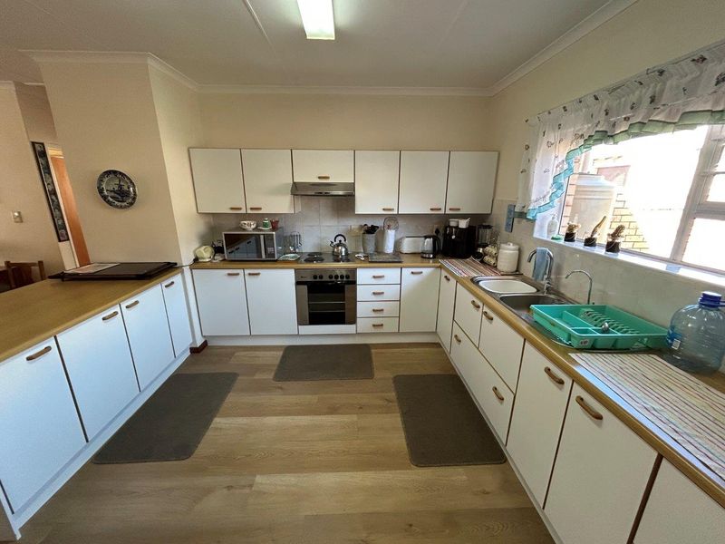 IMMACULATE 2 BEDROOM SECTIONAL TITLE UNIT IN SOUGHT AFTER UPMARKET EDENGLEN RETIREMENT VILLAGE - Photo 8