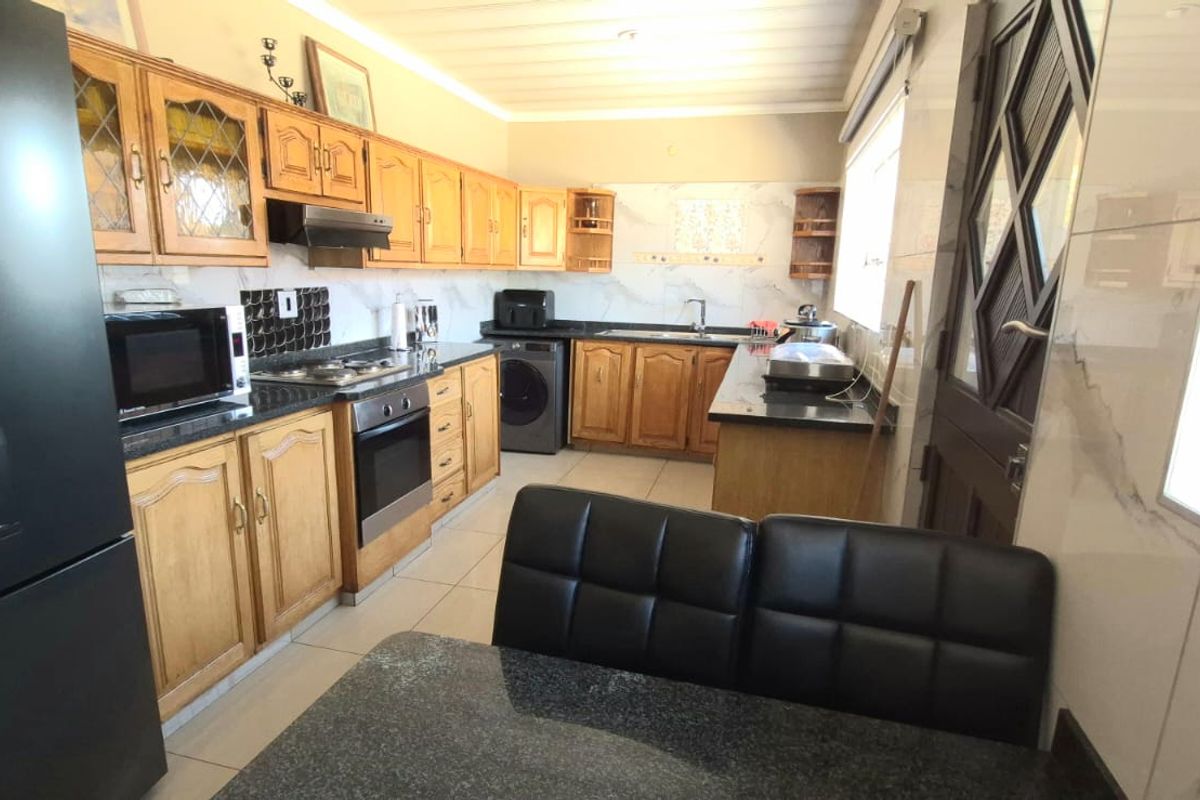 Neat home for the extended family - Photo 4