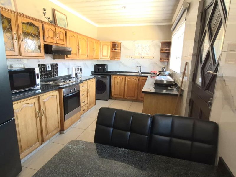 Neat home for the extended family - Photo 4