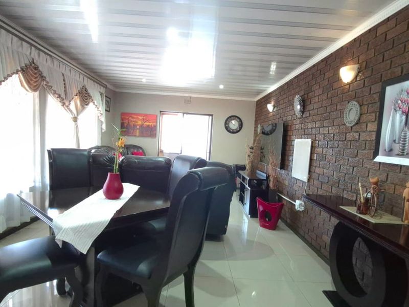 Neat home for the extended family - Photo 9