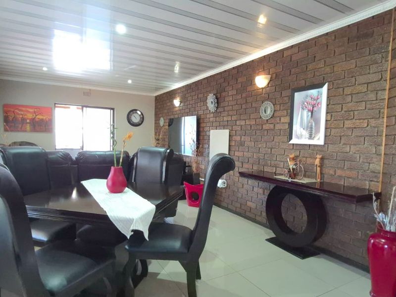 Neat home for the extended family - Photo 8