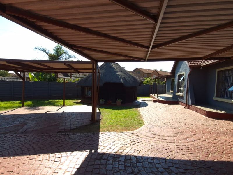 Neat home for the extended family - Photo 2