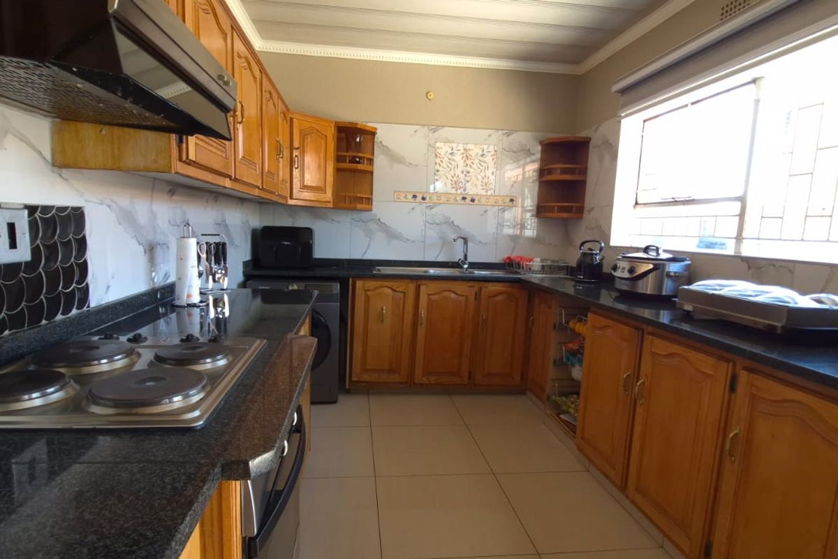 Neat home for the extended family - Photo 3